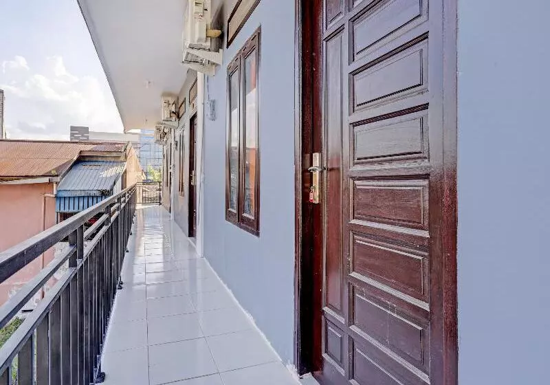 ホテル Reddoorz Near Bigmall Samarinda 2