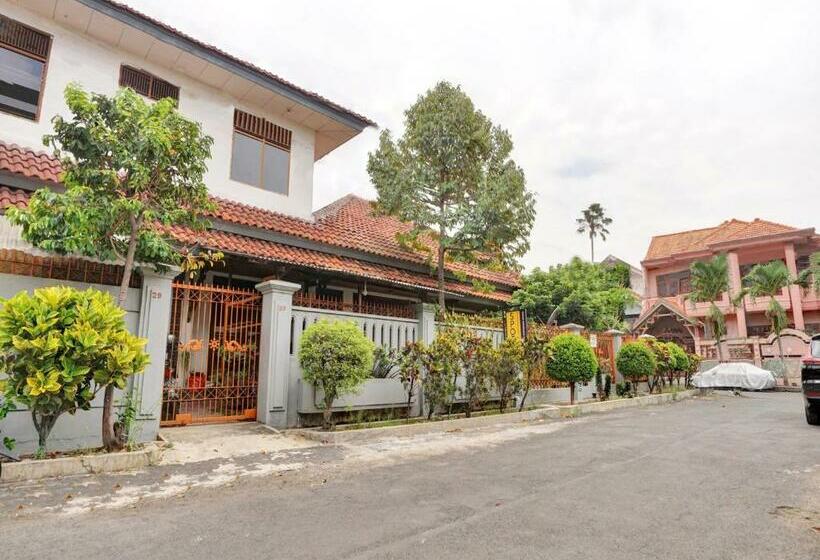 בית מלון כפרי Spot On 90539 Taman Borobudur Guest House Syariah