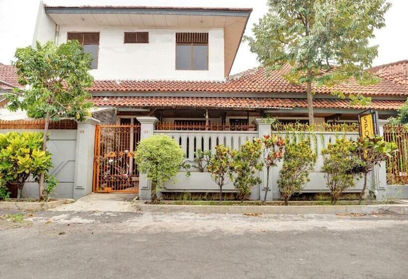 בית מלון כפרי Spot On 90539 Taman Borobudur Guest House Syariah