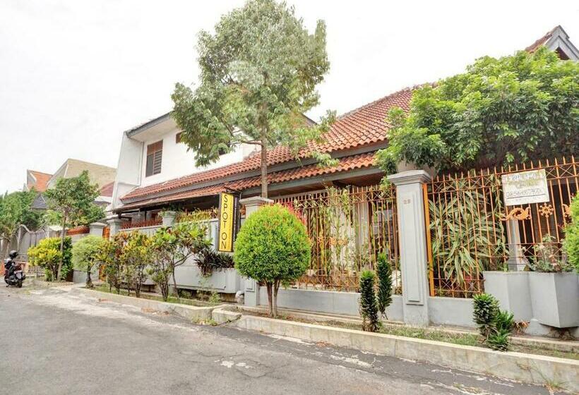 בית מלון כפרי Spot On 90539 Taman Borobudur Guest House Syariah