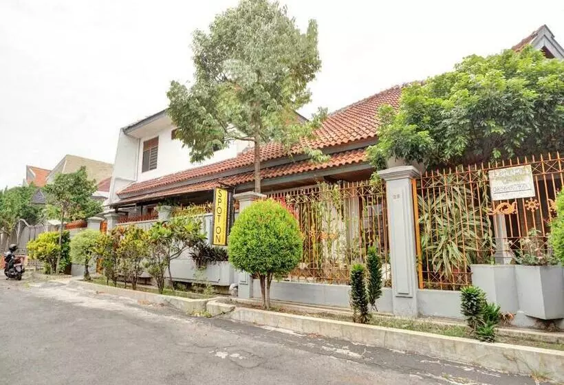 ホテル Spot On 90539 Taman Borobudur Guest House Syariah