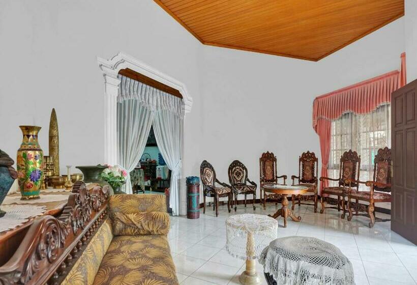 בית מלון כפרי Spot On 90539 Taman Borobudur Guest House Syariah