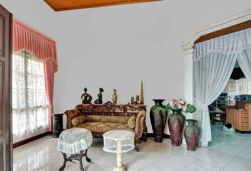 בית מלון כפרי Spot On 90539 Taman Borobudur Guest House Syariah