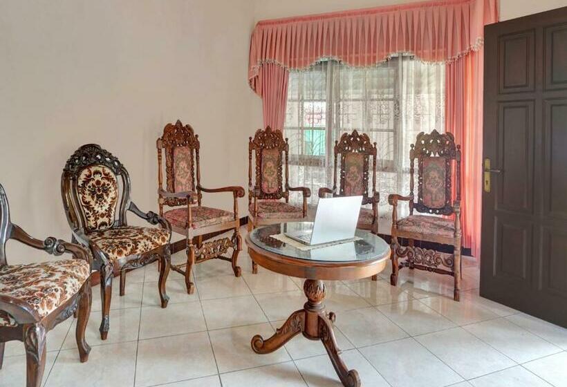 בית מלון כפרי Spot On 90539 Taman Borobudur Guest House Syariah