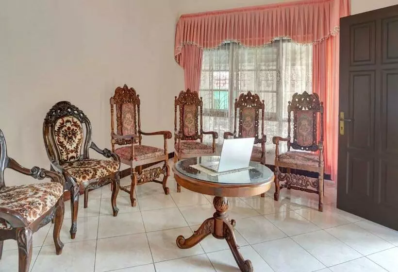 ホテル Spot On 90539 Taman Borobudur Guest House Syariah