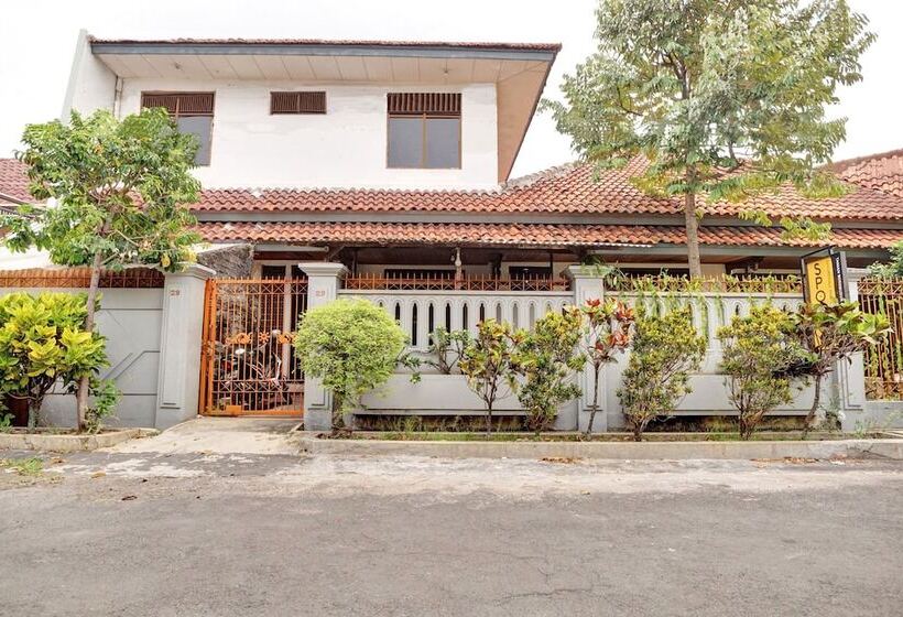 בית מלון כפרי Spot On 90539 Taman Borobudur Guest House Syariah