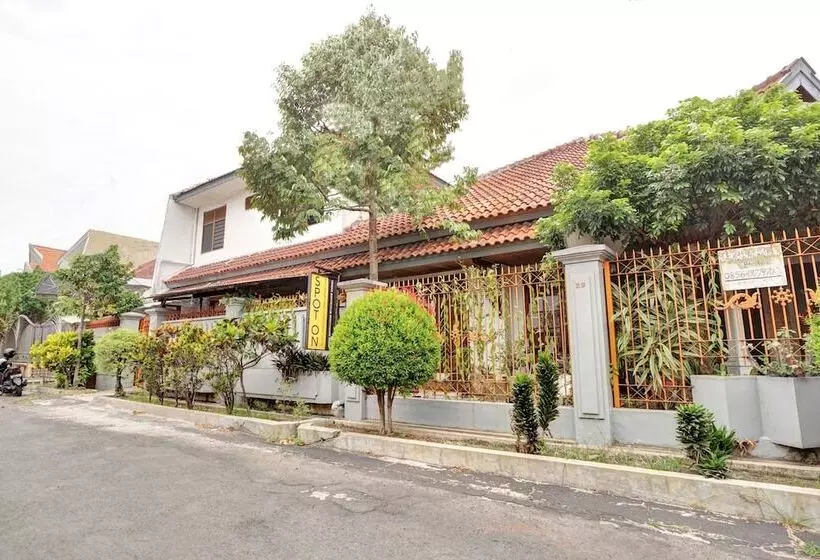 ホテル Spot On 90539 Taman Borobudur Guest House Syariah