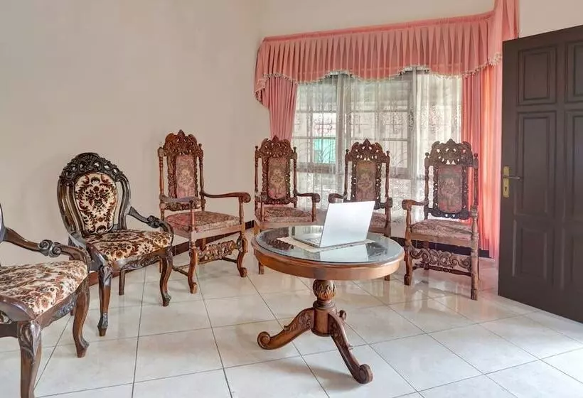 ホテル Spot On 90539 Taman Borobudur Guest House Syariah