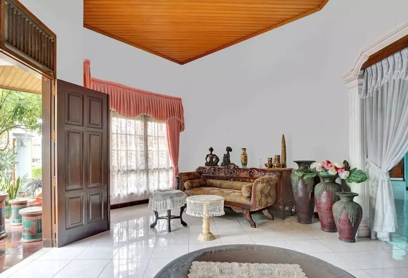 ホテル Spot On 90539 Taman Borobudur Guest House Syariah
