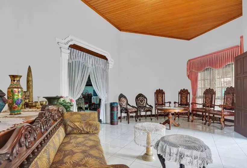 ホテル Spot On 90539 Taman Borobudur Guest House Syariah