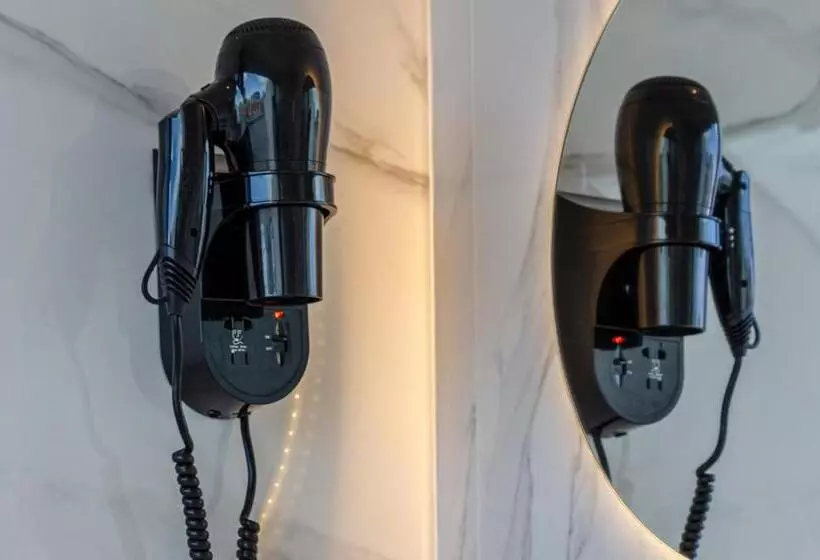 ホテル Omid Saldanha