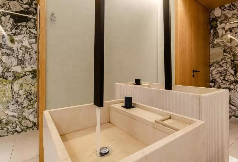 ホテル Omid Saldanha