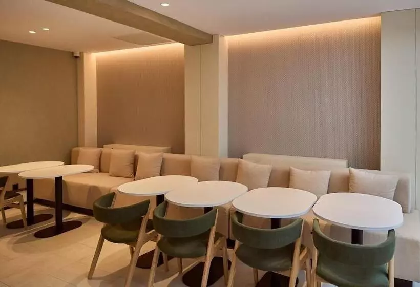 ホテル Omid Saldanha