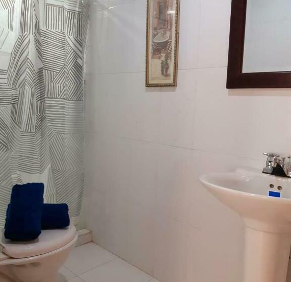 پانسیون Joebi S House Walking Distance To Rocky Cay Beach Ideal For Families Or Groups