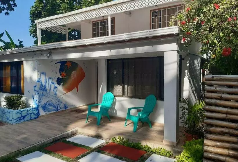 ペンション Joebi S House Walking Distance To Rocky Cay Beach Ideal For Families Or Groups