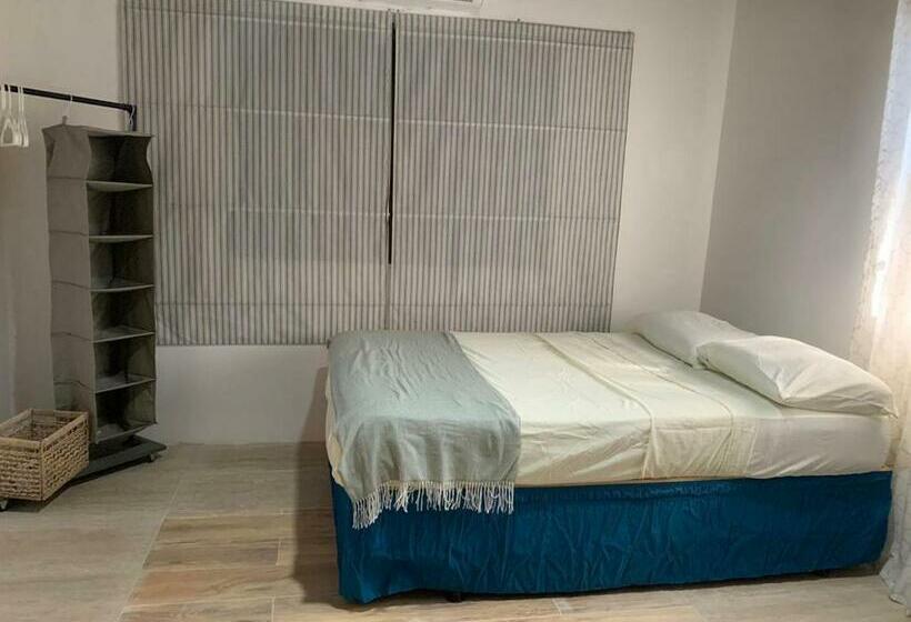 پانسیون Joebi S House Walking Distance To Rocky Cay Beach Ideal For Families Or Groups