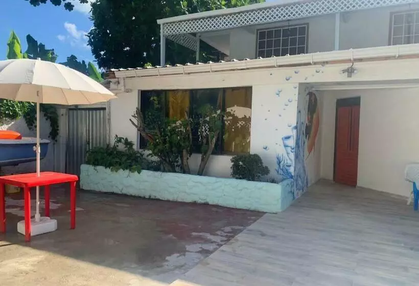 ペンション Joebi S House Walking Distance To Rocky Cay Beach Ideal For Families Or Groups