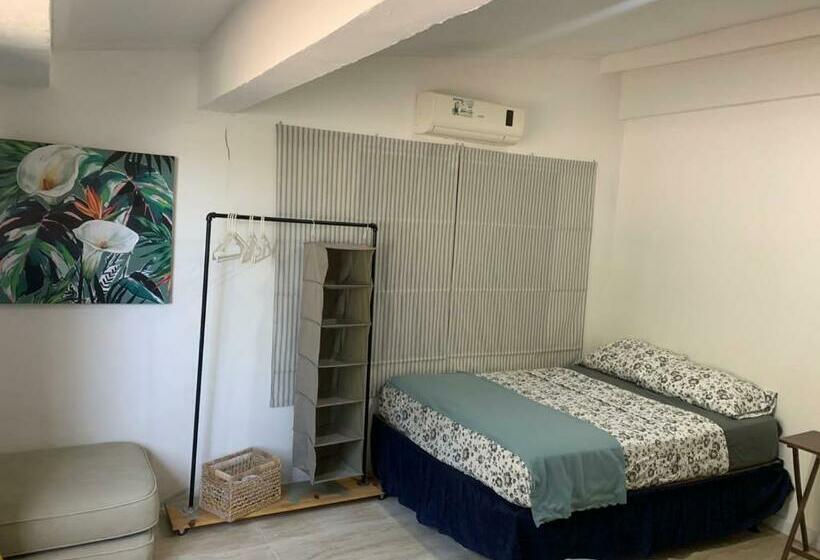 پانسیون Joebi S House Walking Distance To Rocky Cay Beach Ideal For Families Or Groups