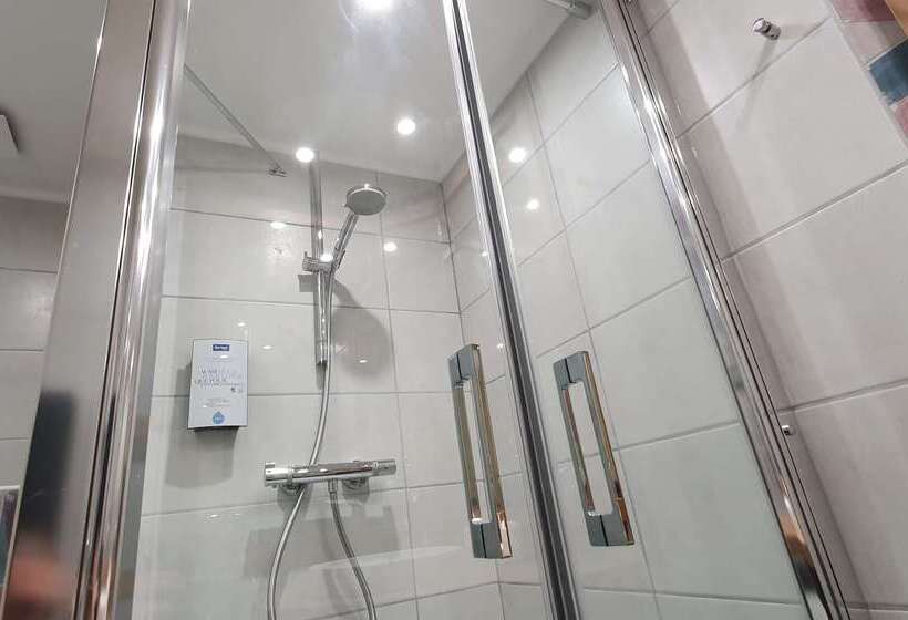 Отель Kyriad Aix Les Milles Plan De Campagne