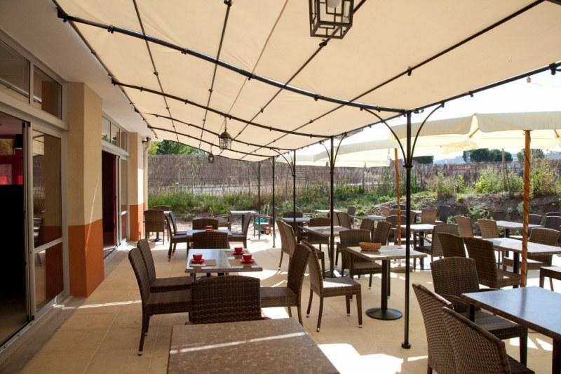 Отель Kyriad Aix Les Milles Plan De Campagne