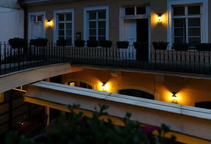 هتل Pension U Lilie