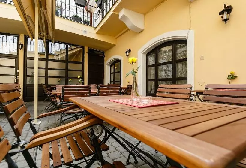 هتل Pension U Lilie