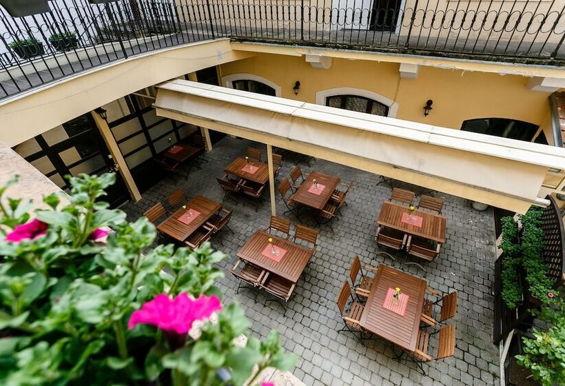 هتل Pension U Lilie