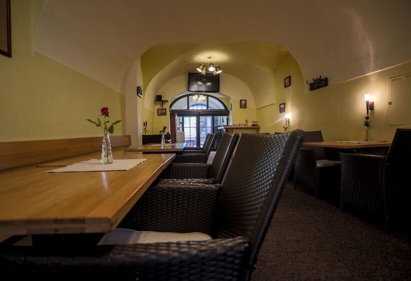 هتل Pension U Lilie