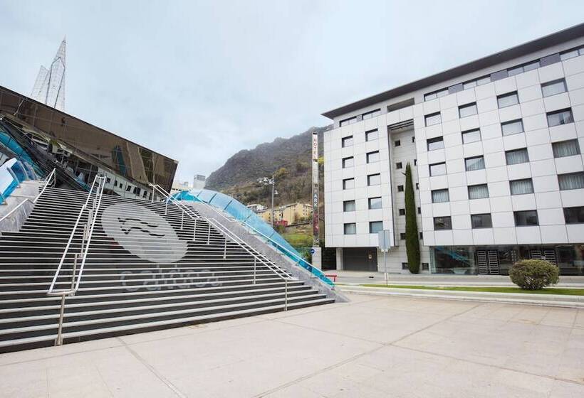 هتل YOMO Mola Park