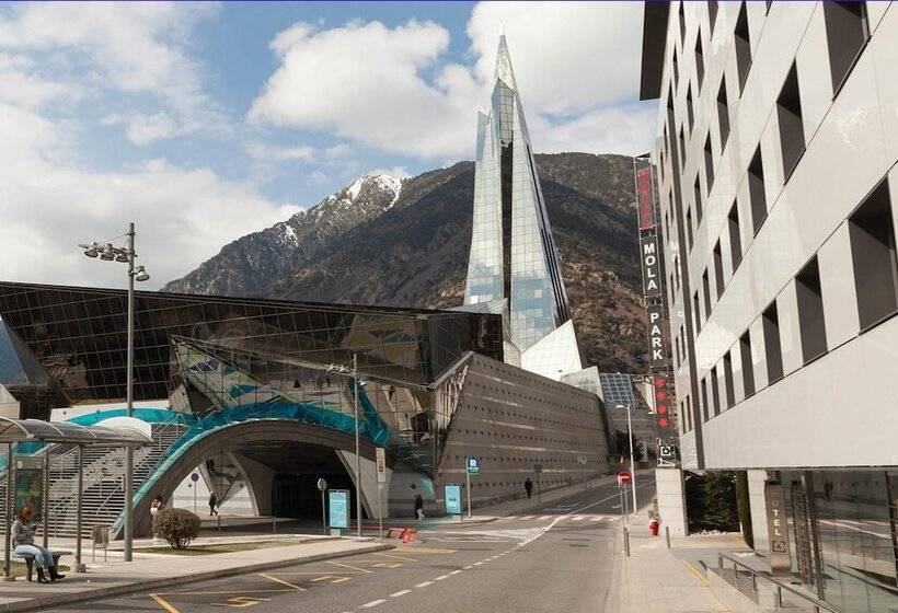 هتل YOMO Mola Park