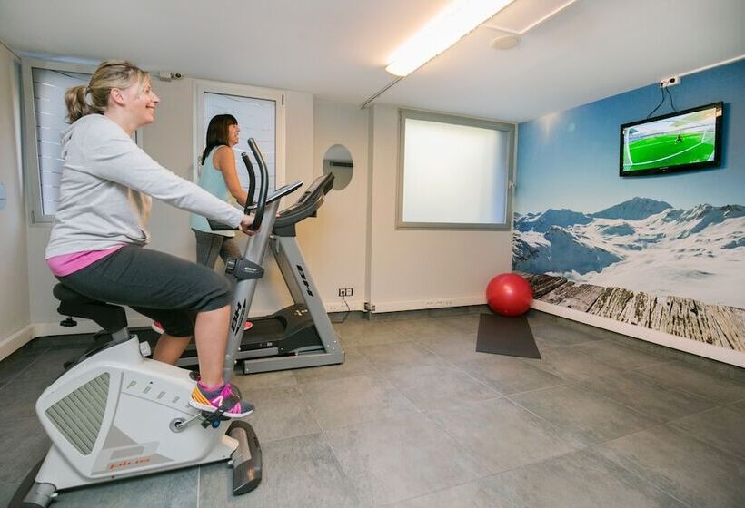 هتل YOMO Mola Park