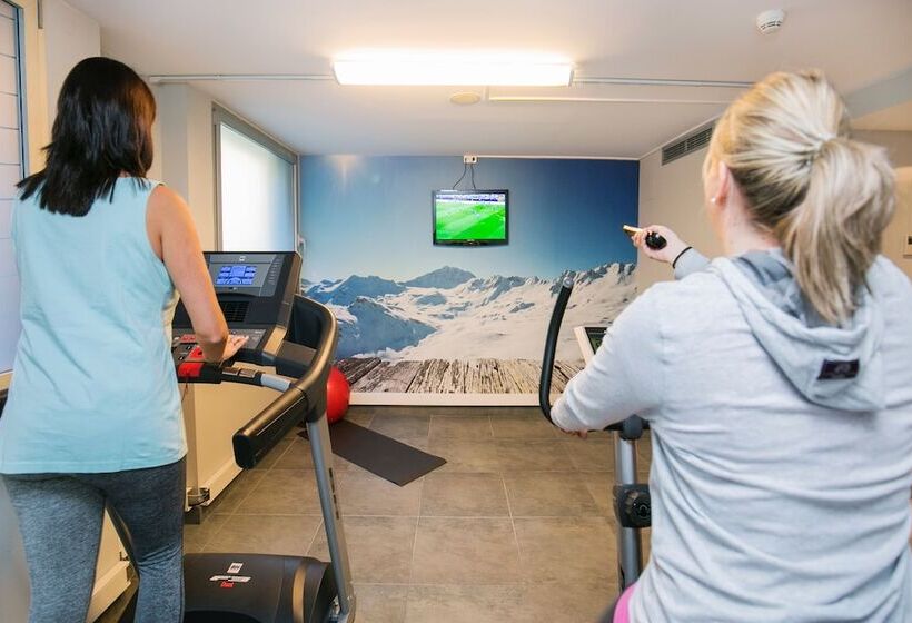 هتل YOMO Mola Park