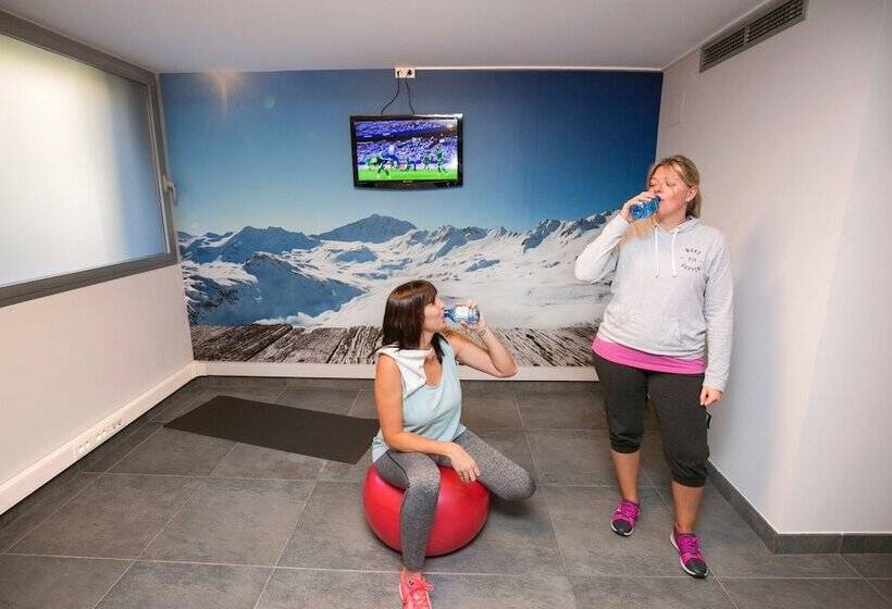 هتل YOMO Mola Park