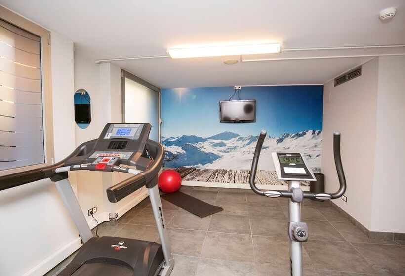 هتل YOMO Mola Park