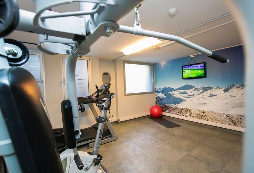 هتل YOMO Mola Park