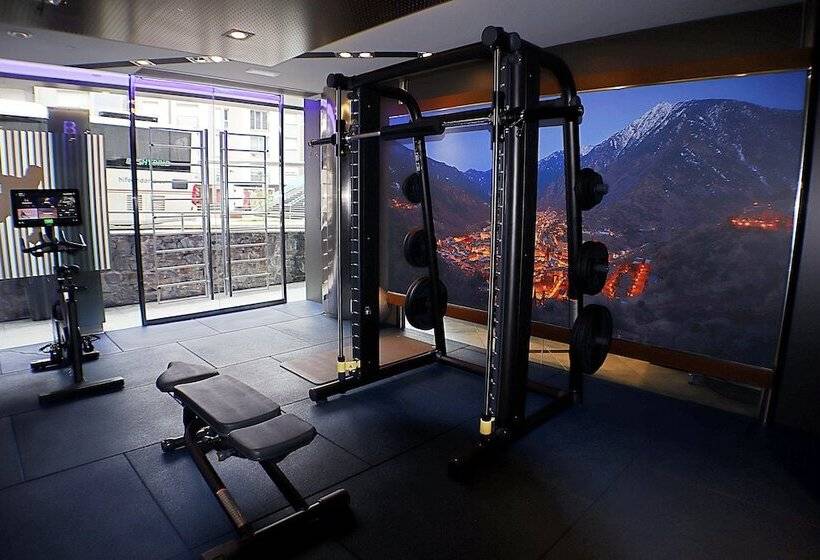 هتل YOMO Mola Park