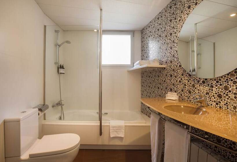 هتل YOMO Mola Park