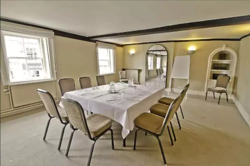 ホテル The Saracens Head