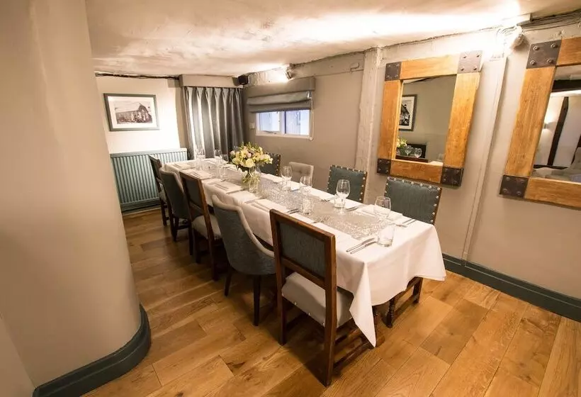 ホテル The Saracens Head