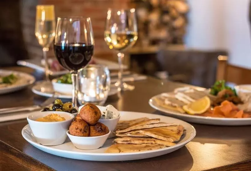 ホテル The Saracens Head