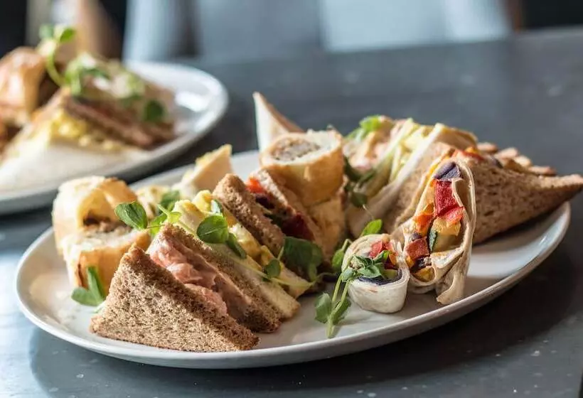 ホテル The Saracens Head