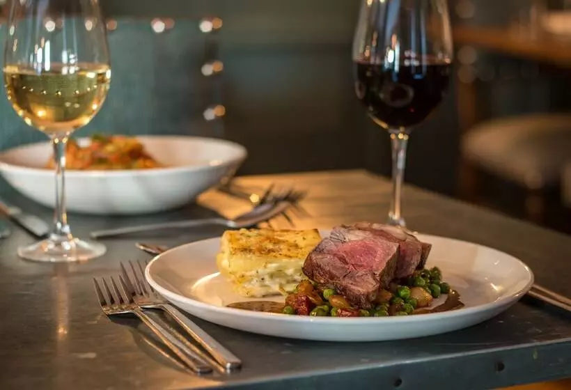 ホテル The Saracens Head