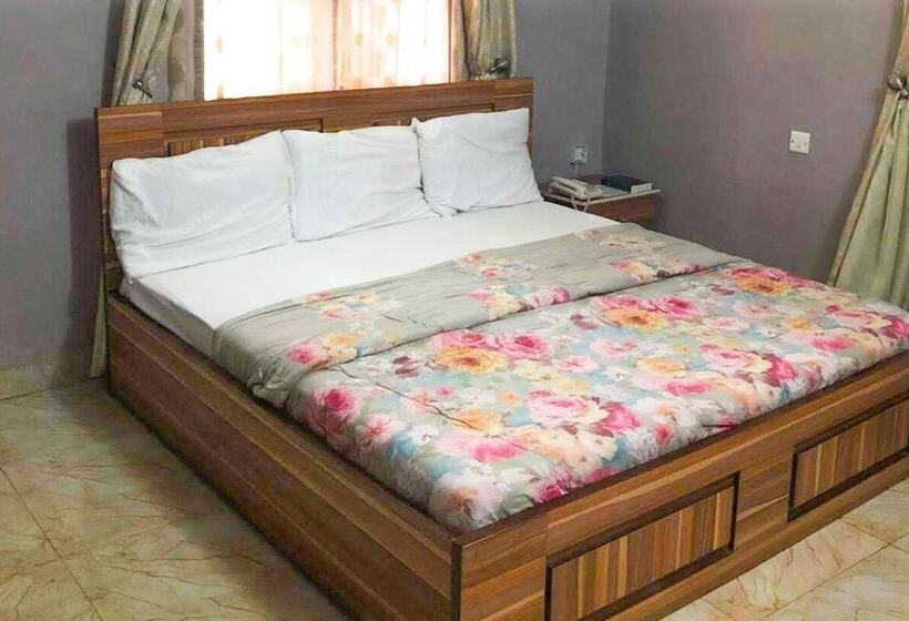 هتل Tallin Luxury