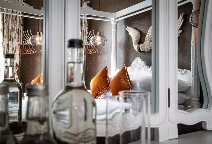 پانسیون The Auction House