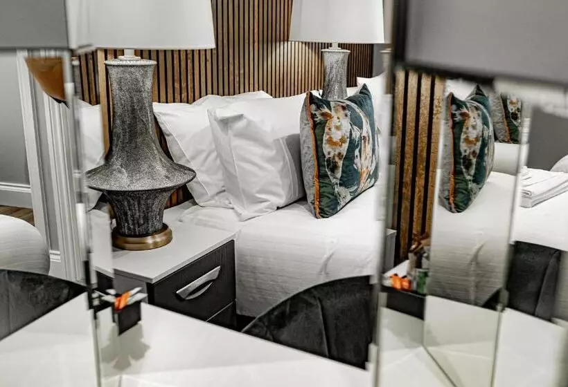 پانسیون The Auction House