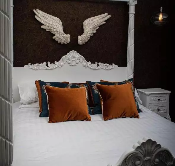 پانسیون The Auction House