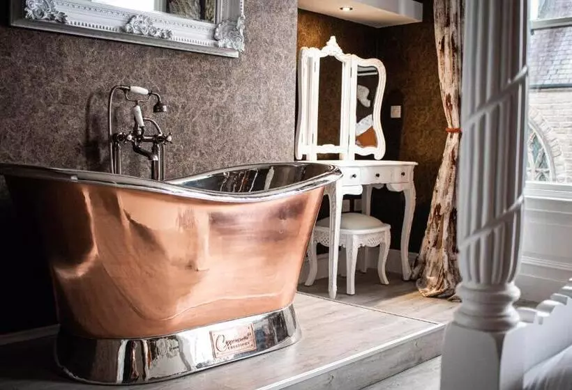 پانسیون The Auction House