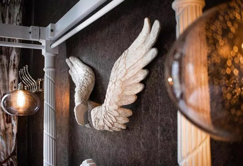 پانسیون The Auction House