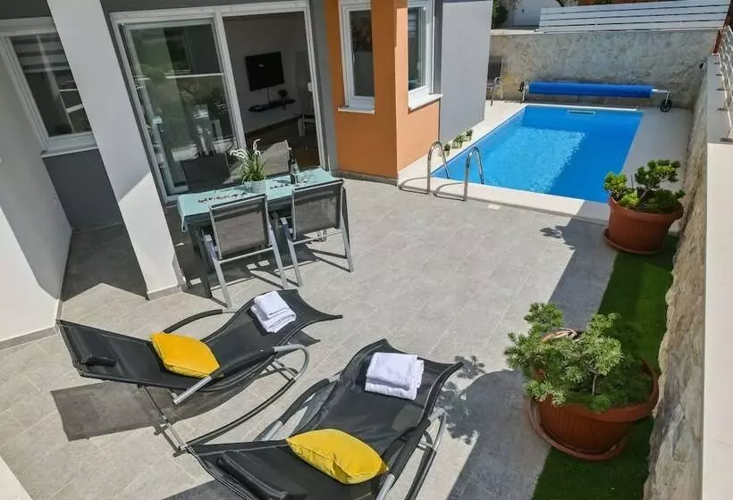 ペンション Funtastic Pool Villa Apartments