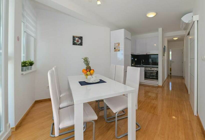 Pensione Funtastic Pool Villa Apartments